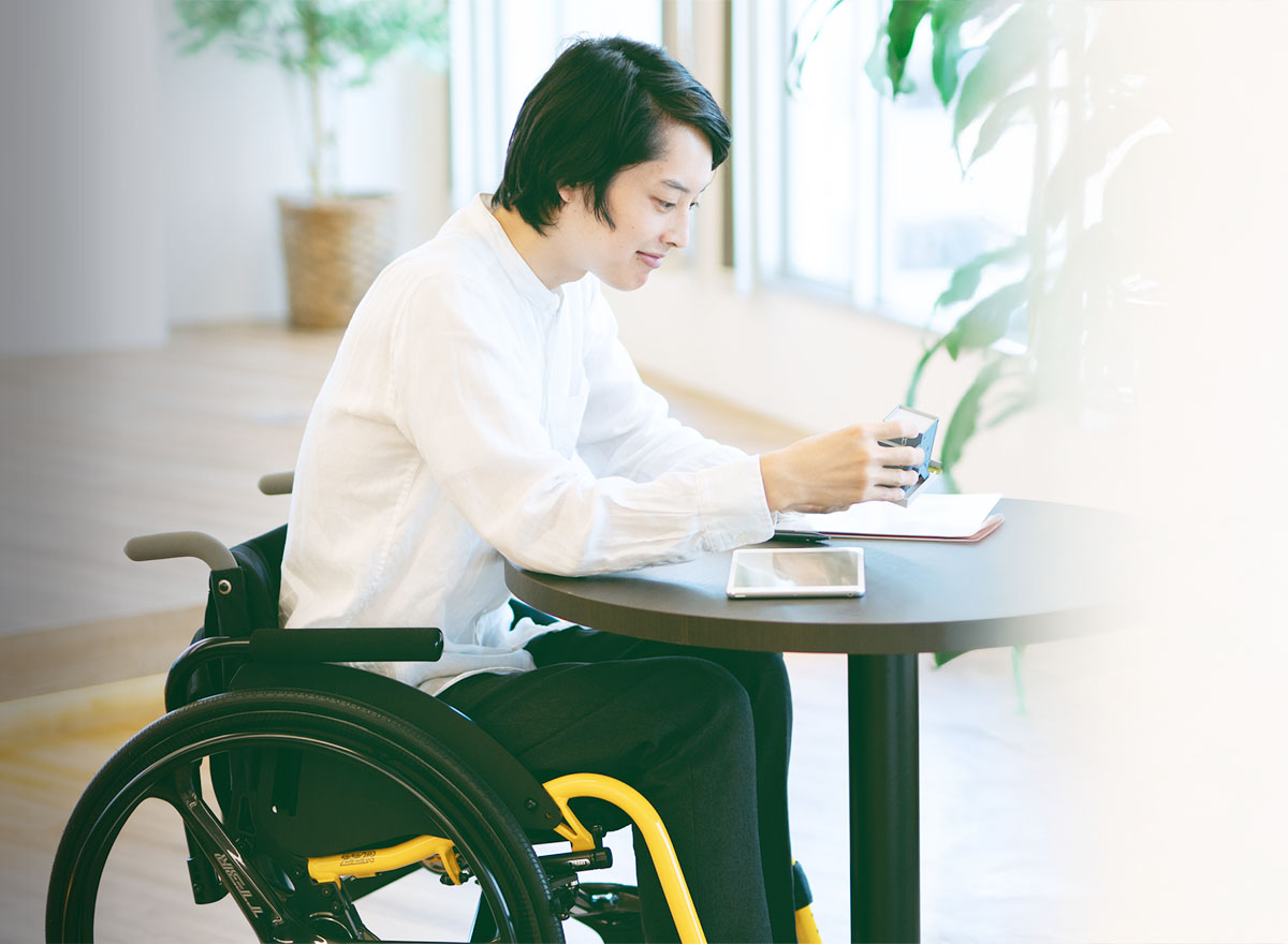 車椅子に乗った男性の就労イメージ