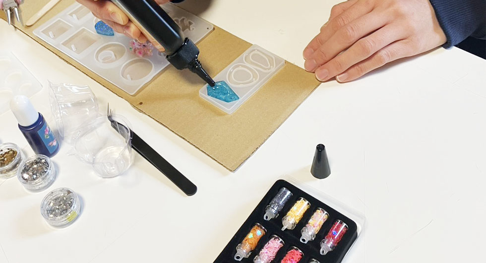 ぷらっとわ〜くでアクセサリー制作をしているようす