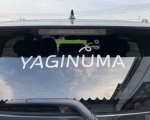 ヤギヌマ流通サービス 社用車のロゴマーク